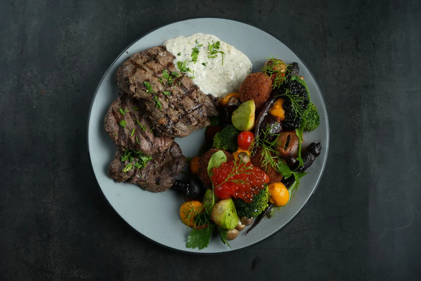 Steak s přílohou na talíři